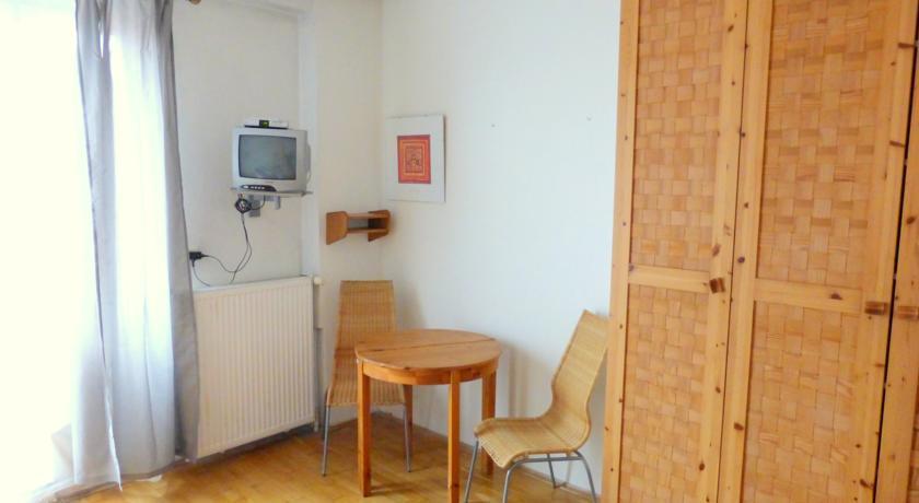 럭셔리 패밀리 호텔 로열 팰리스 프라하 외부 사진 A typical room at the International House