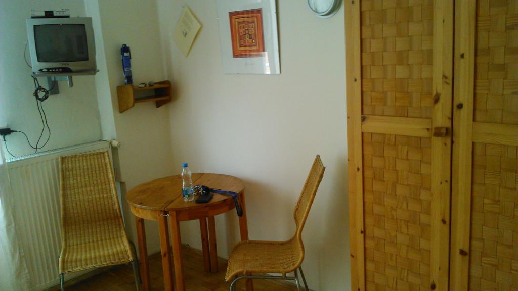 럭셔리 패밀리 호텔 로열 팰리스 프라하 외부 사진 A typical room at the hostel