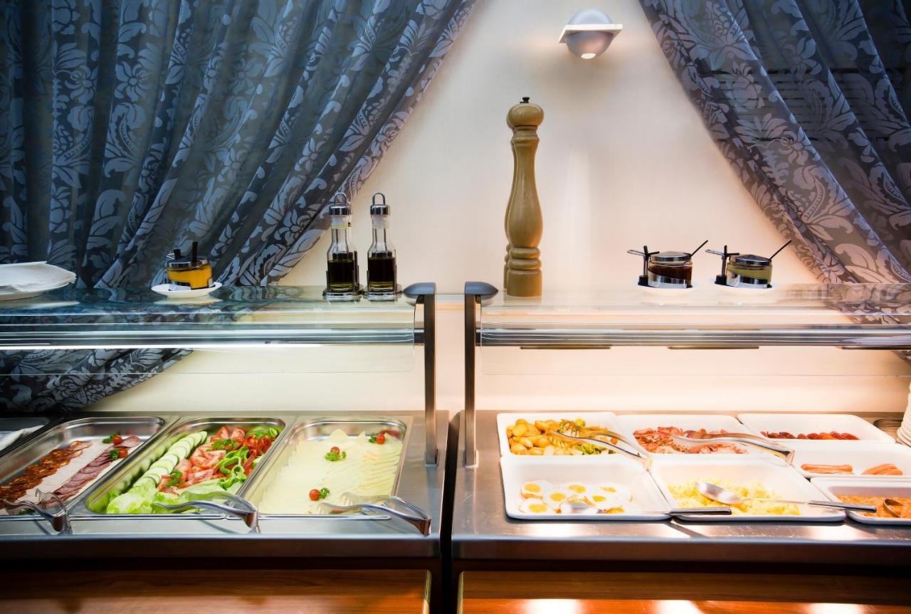 럭셔리 패밀리 호텔 로열 팰리스 프라하 외부 사진 A salad bar