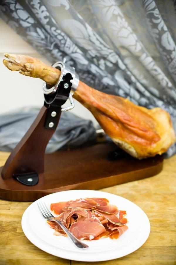 럭셔리 패밀리 호텔 로열 팰리스 프라하 외부 사진 Jamón Ibérico