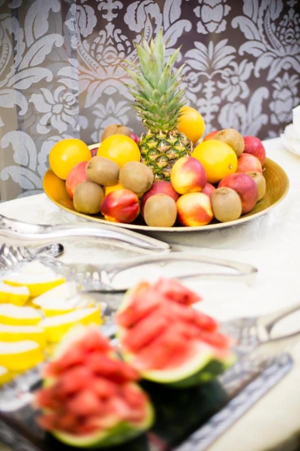 럭셔리 패밀리 호텔 로열 팰리스 프라하 외부 사진 Fruit salad