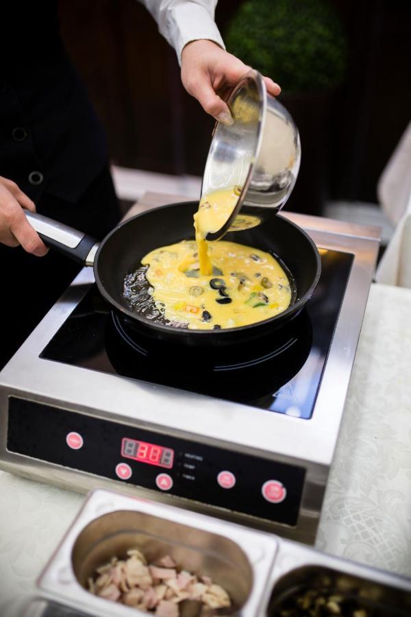럭셔리 패밀리 호텔 로열 팰리스 프라하 외부 사진 Induction cooking