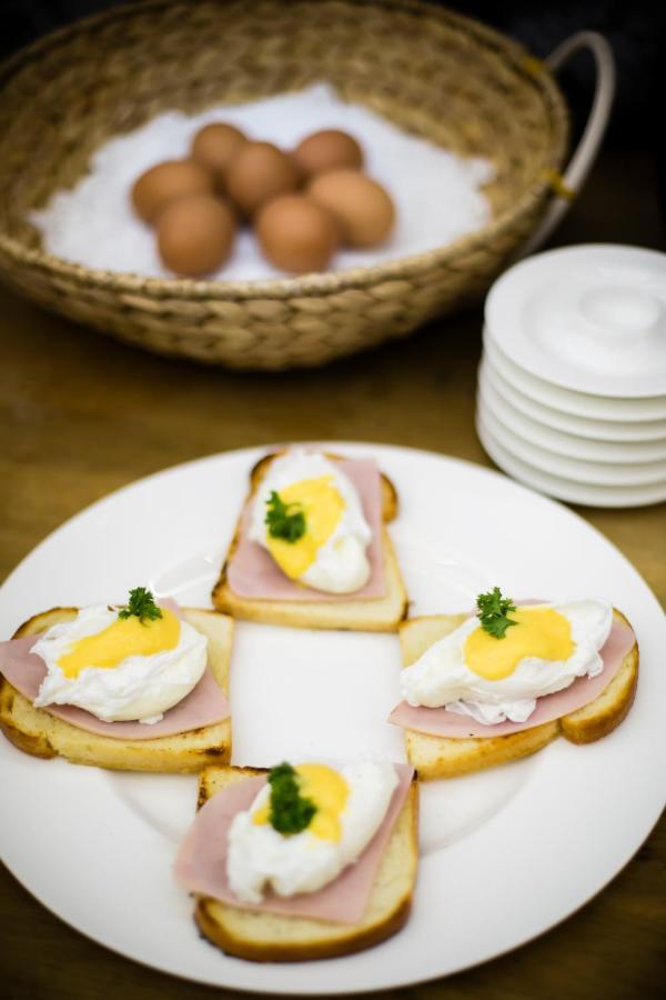 럭셔리 패밀리 호텔 로열 팰리스 프라하 외부 사진 Ham and egg on toast