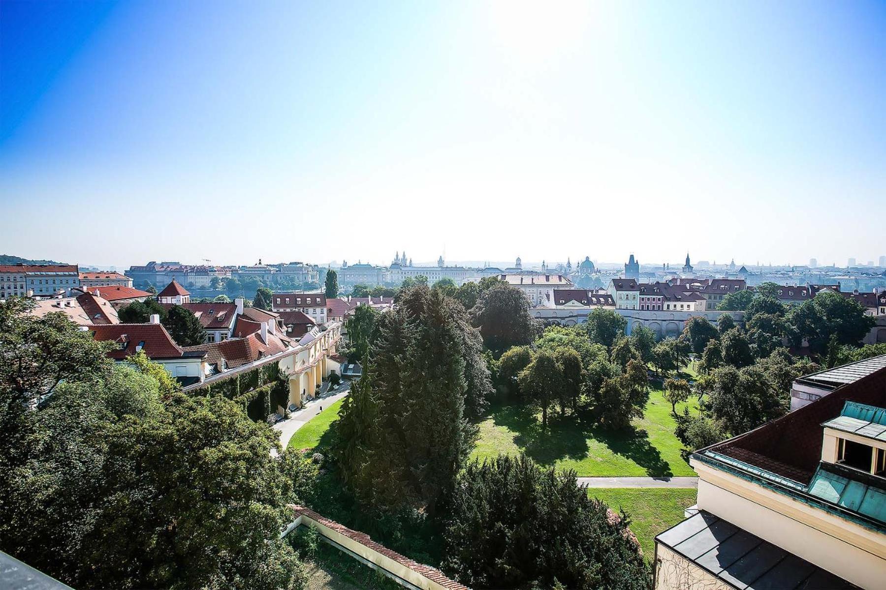 럭셔리 패밀리 호텔 로열 팰리스 프라하 외부 사진 View of the park