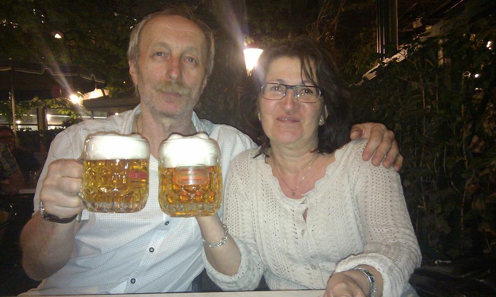 럭셔리 패밀리 호텔 로열 팰리스 프라하 외부 사진 A German couple drinking beer