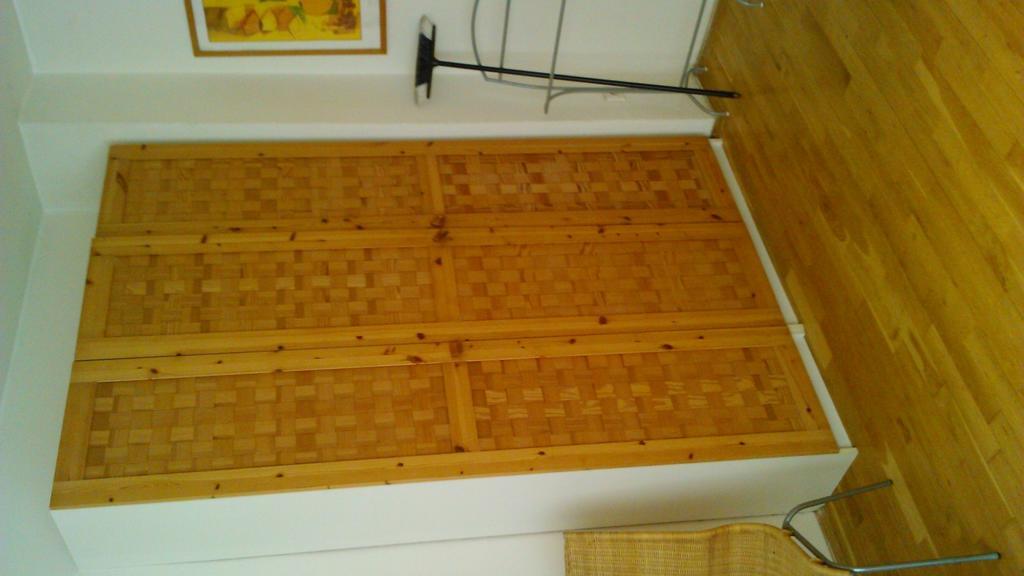 럭셔리 패밀리 호텔 로열 팰리스 프라하 객실 사진 A wooden platform bed