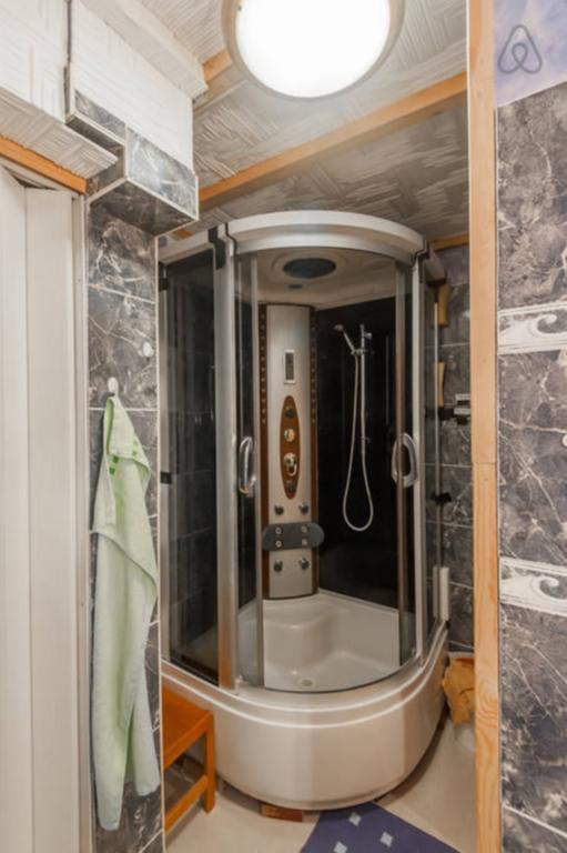 럭셔리 패밀리 호텔 로열 팰리스 프라하 외부 사진 A shower cubicle