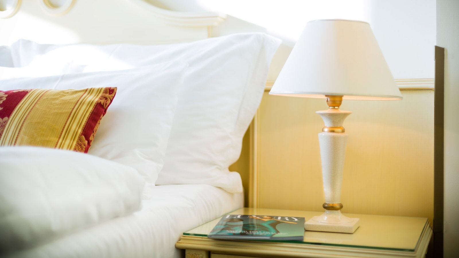 럭셔리 패밀리 호텔 로열 팰리스 프라하 객실 사진 A bedside lamp