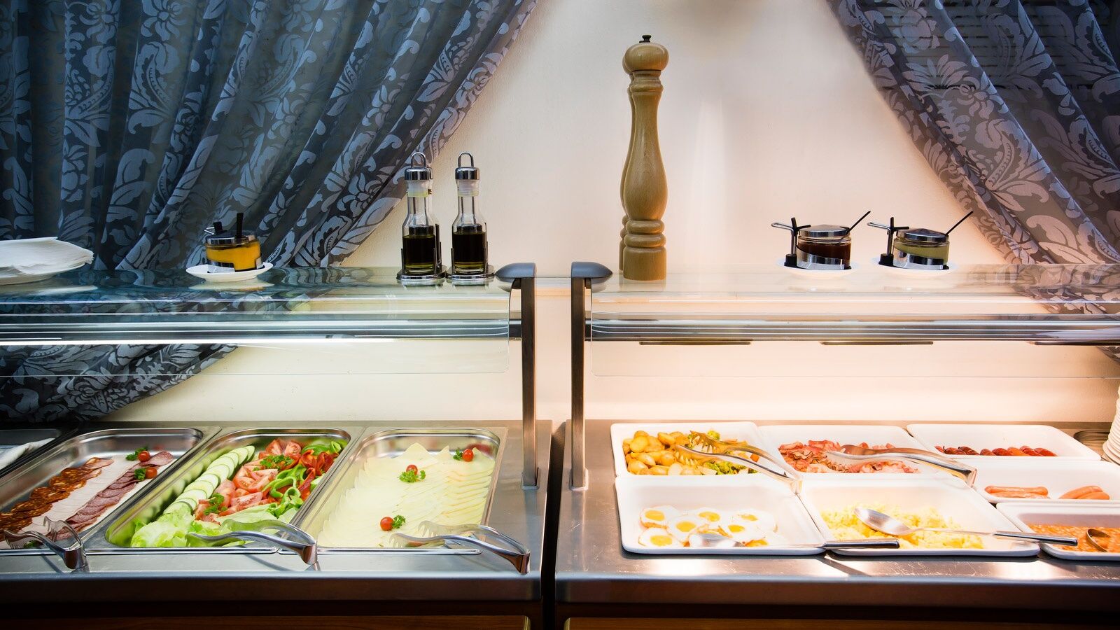 럭셔리 패밀리 호텔 로열 팰리스 프라하 레스토랑 사진 A salad bar