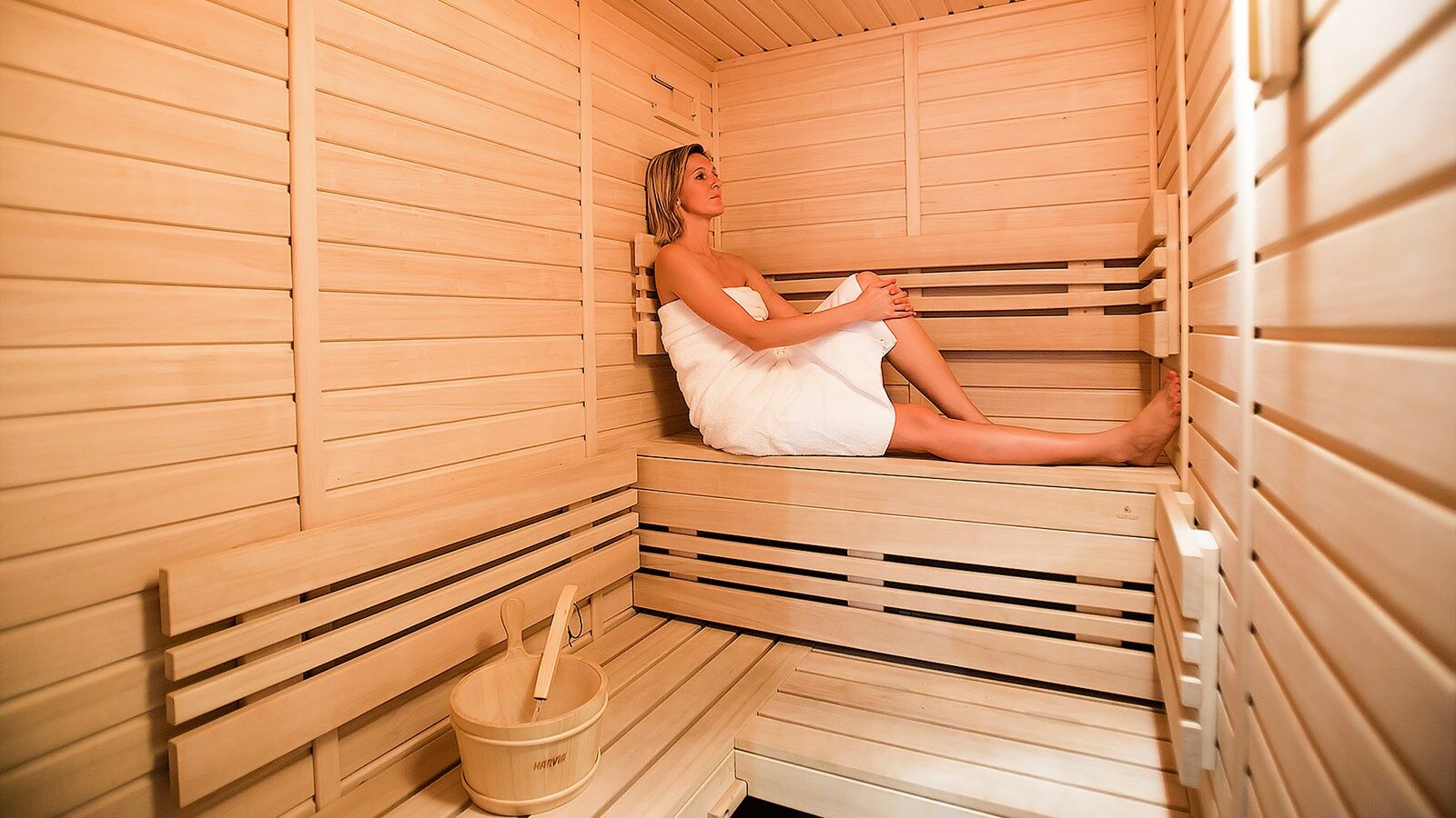 럭셔리 패밀리 호텔 로열 팰리스 프라하 시설 사진 A woman in a sauna